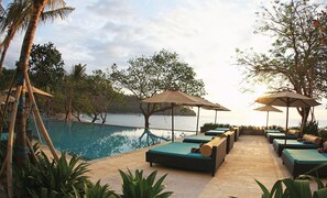 3 outdoor pools, pool umbrellas, pool loungers - Louis Kienne Resort Senggigi (Senggigi)
