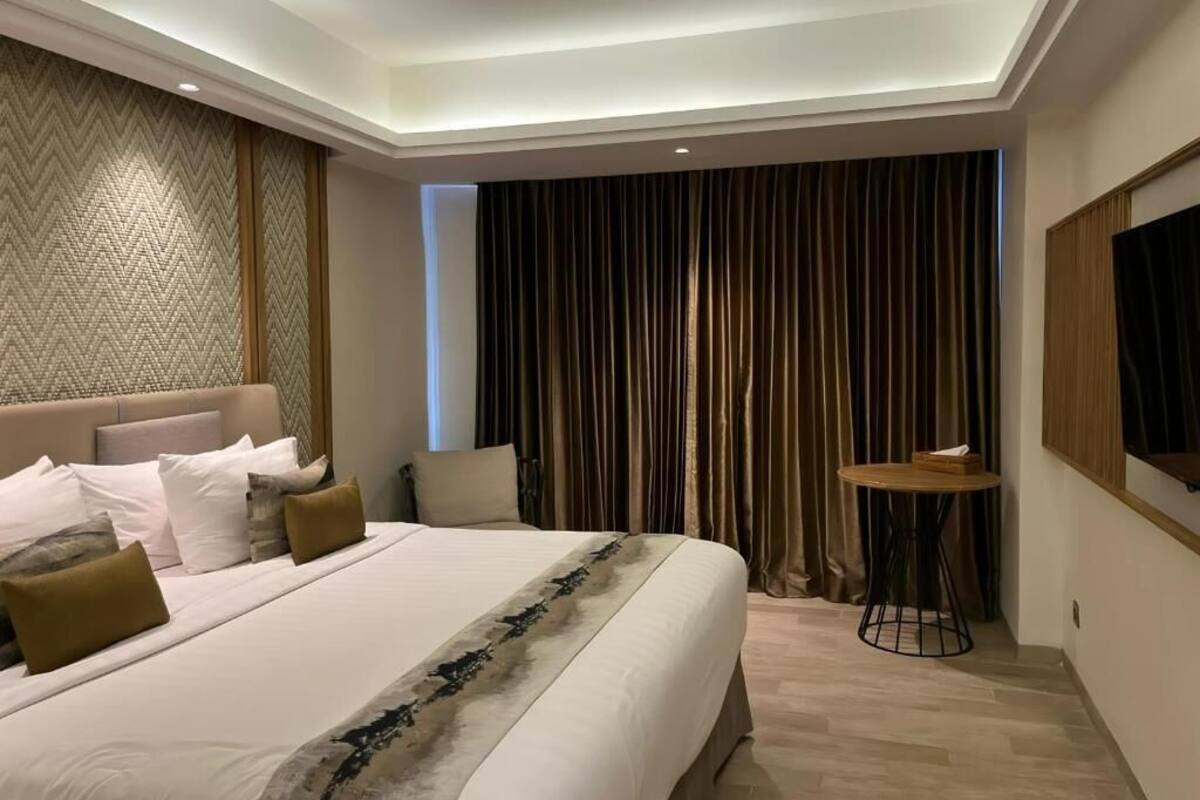 Habitación Premier, 1 cama de matrimonio grande, vistas a la montaña | Minibar, caja fuerte, escritorio y espacio para trabajar con un portátil