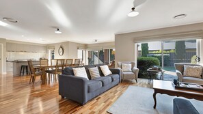 TV, peis, DVD-spiller og bøker