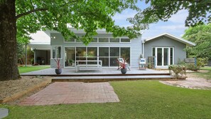 Terrace/patio - Marshmallow Retreat and Studio (BRIGHT)