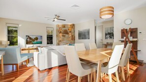 Dining - Couples on the Park - Great location! (Bright)