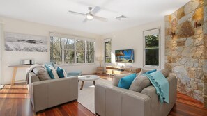 TV - Couples on the Park - Great location! (Bright)