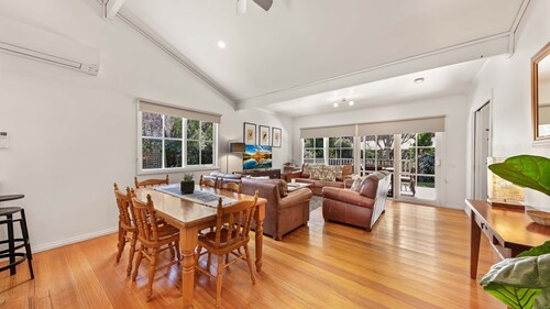 Corinda Cottage - 4 bedroom pet friendly five minute walk to town and Ovens River.