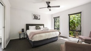 3 bedrooms, WiFi - 2 Minutes By Bike - On the Rail Trail (BRIGHT)