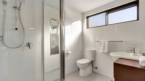 Combined shower/bathtub - Warrina - Overlooks Ovens River and five minute walk into town (Bright)