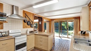 Fridge, oven, dishwasher, cookware/dishes/utensils