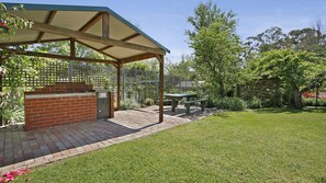 Outdoor dining - Warrina - Overlooks Ovens River and five minute walk into town (Bright)