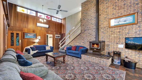 TV, fireplace - Warrina - Overlooks Ovens River and five minute walk into town (Bright)