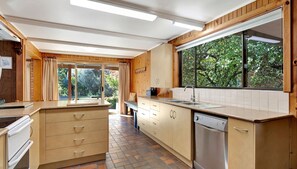 Fridge, oven, dishwasher, cookware/dishes/utensils