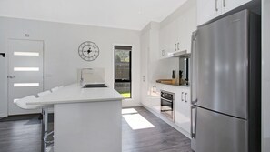 Oven, toaster, cookware/dishes/utensils - Snowgum Bright Retreat - 2 (BRIGHT)