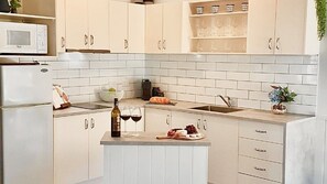 Microwave, oven, coffee/tea maker, cookware/dishes/utensils - Autumn Beauty - Mountain View Cottage 3 (BRIGHT)