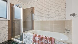 Shower, hair dryer - Monty's on Lumley Drive (BRIGHT)
