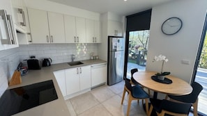 Fridge, microwave, oven, dishwasher - Panorama Views - Bright (BRIGHT)