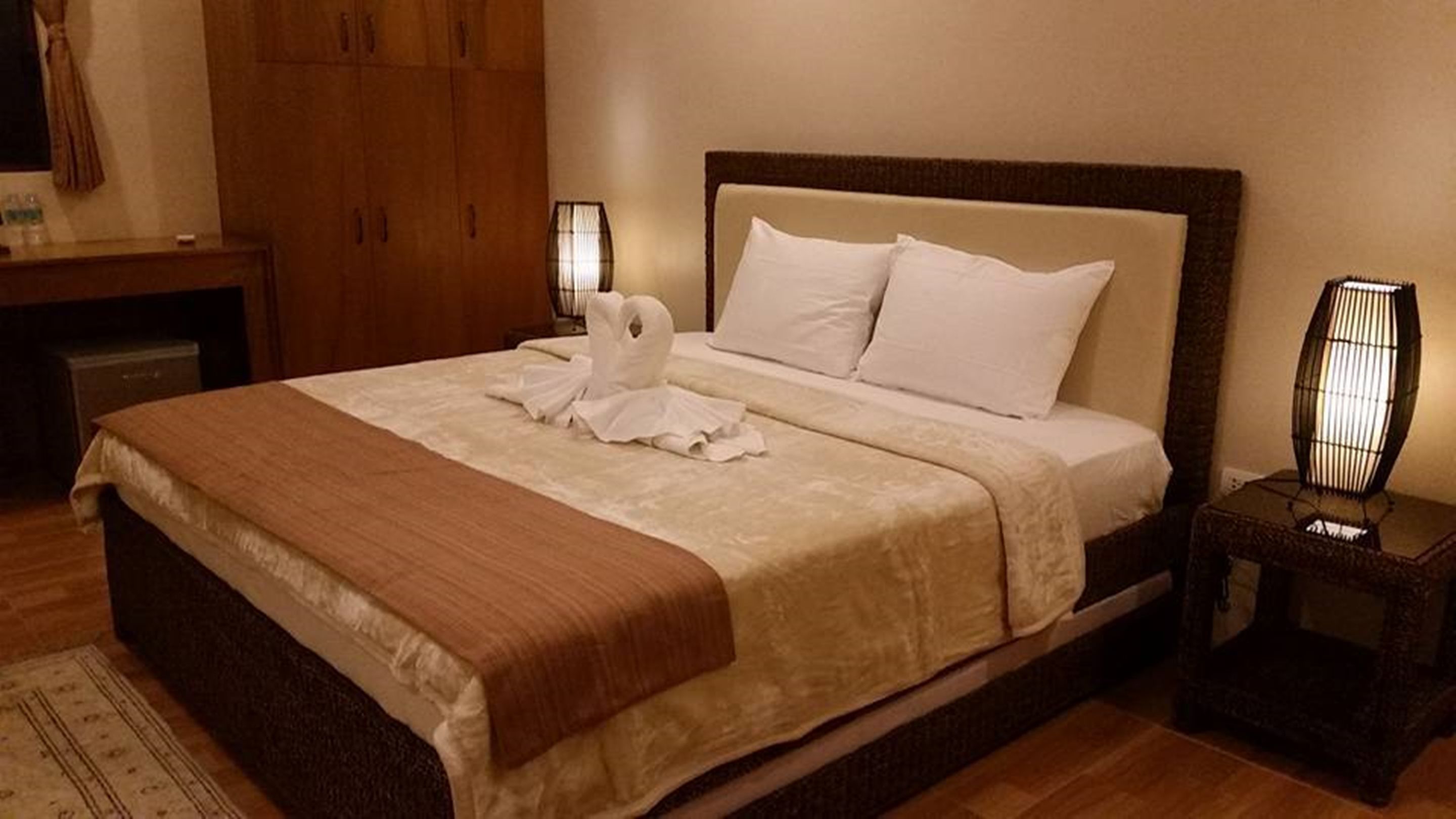 ميني بار وخزنة داخل الغرفة ومكتب وتجهيزات عازلة للصوت