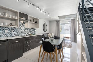 Appartement Confort, 1 très grand lit, non-fumeur | Repas dans la chambre