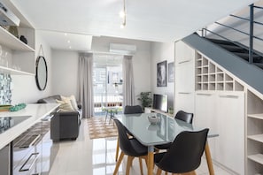 Comfort-Apartment, 1 King-Bett, Nichtraucher | Essbereich im Zimmer