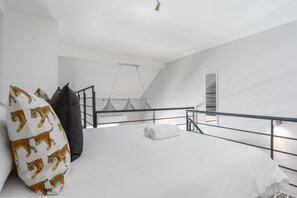 Comfort-Apartment, 1 King-Bett, Nichtraucher | 1 Schlafzimmer, Schreibtisch, Bügeleisen/Bügelbrett, Babybetten