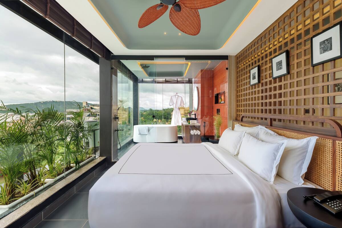 Luxury Room | 1 bedroom, individually furnished, desk, laptop workspace
