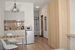 Studio Comfort (№3) | Meja kerja, ruang kerja ramah laptop, dan kedap suara