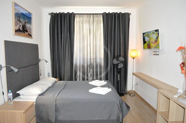 Studio Keluarga, Bebas Asap Rokok (№4) | Meja kerja, ruang kerja ramah laptop, dan kedap suara