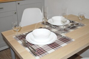 Studio Klasik, 1 Tempat Tidur Queen, balkon (№1) | Makan di kamar