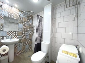 Studio Klasik, 1 Tempat Tidur Queen, balkon (№1) | Kamar mandi | Shower, perlengkapan mandi gratis, pengering rambut, dan sandal