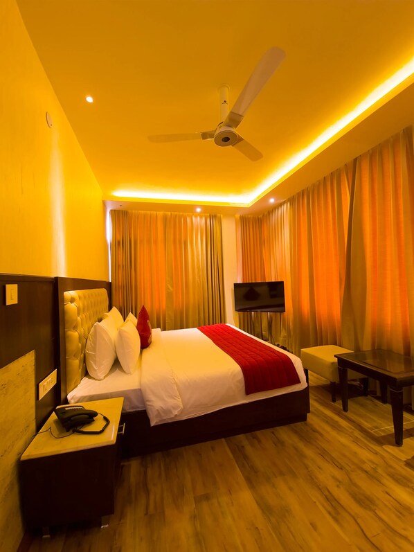 Junior Studio Suite | Premium bedding, down comforters, memory foam beds, minibar