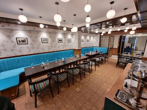 Café da manhã com buffet todos os dias (INR 600 por pessoa)