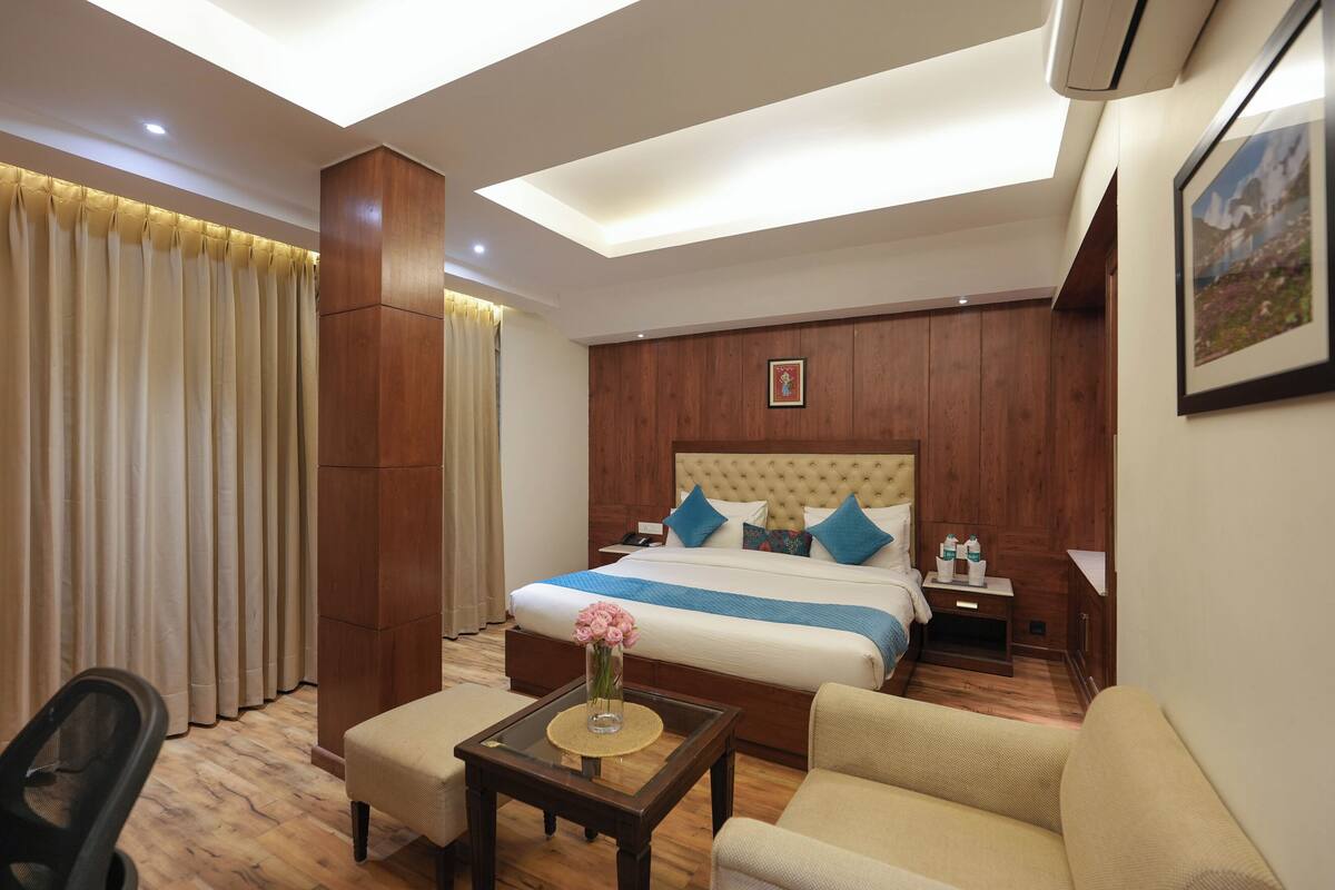 Deluxe Room | Premium bedding, down comforters, memory foam beds, minibar