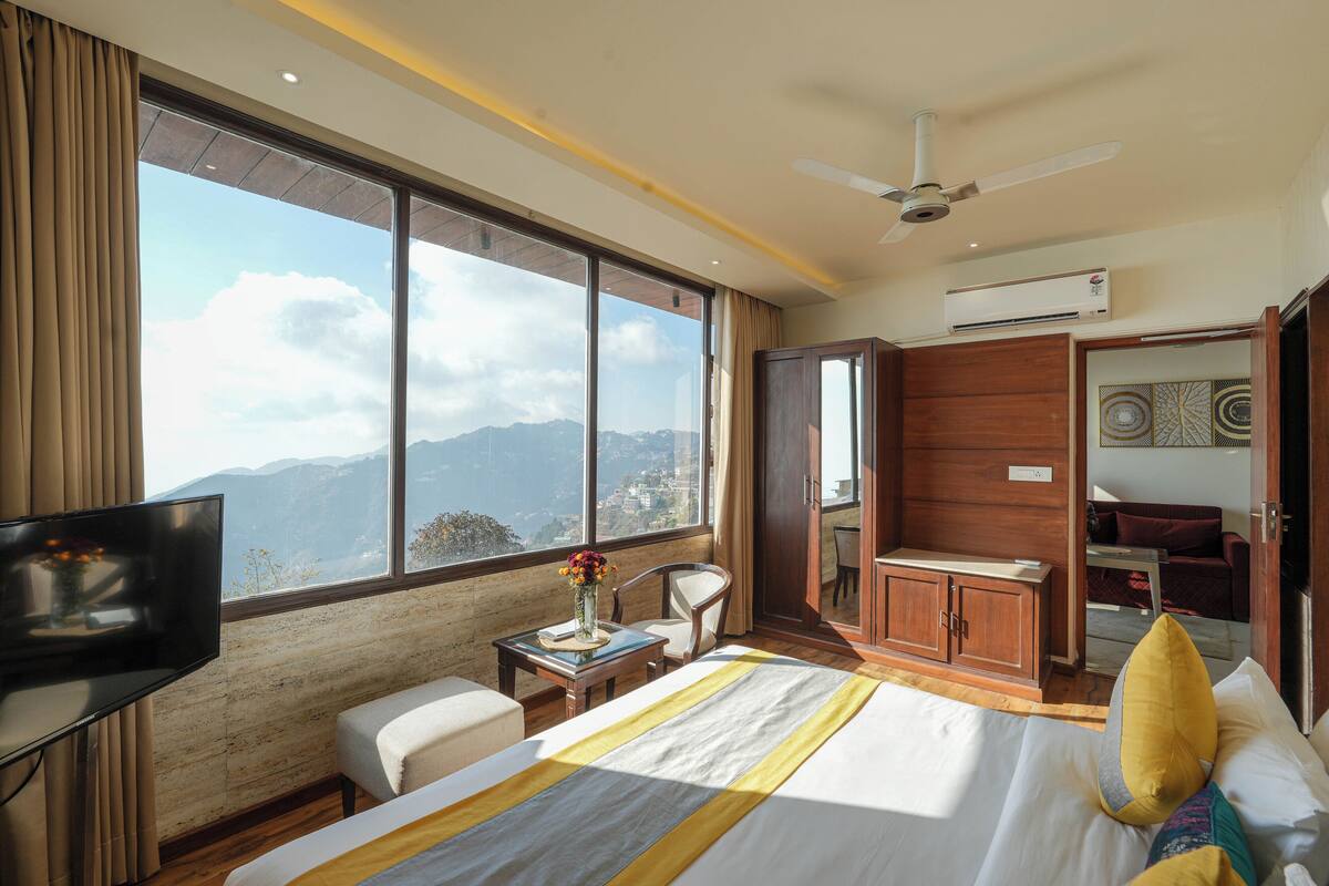 Junior Studio Suite | Premium bedding, down comforters, memory foam beds, minibar