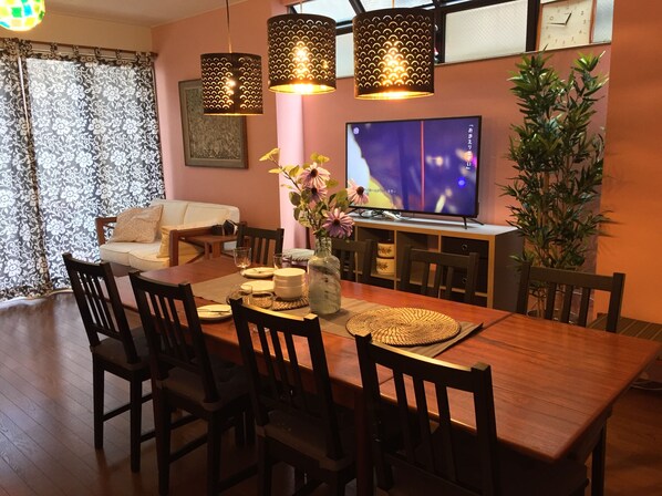 Ferienhaus (Private Vacation Home) | Essbereich im Zimmer