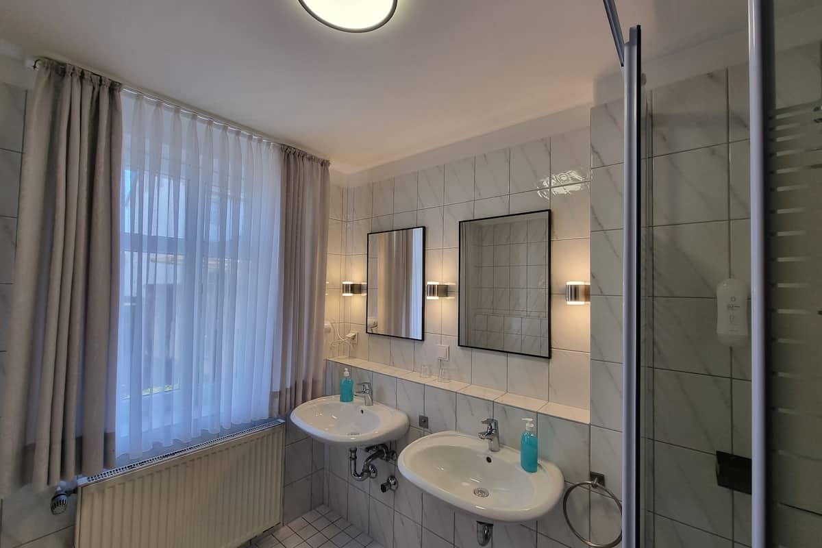 standard triple room, private bathroom | bathroom