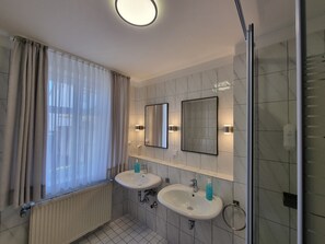 Habitación triple estándar, baño privado | Baño