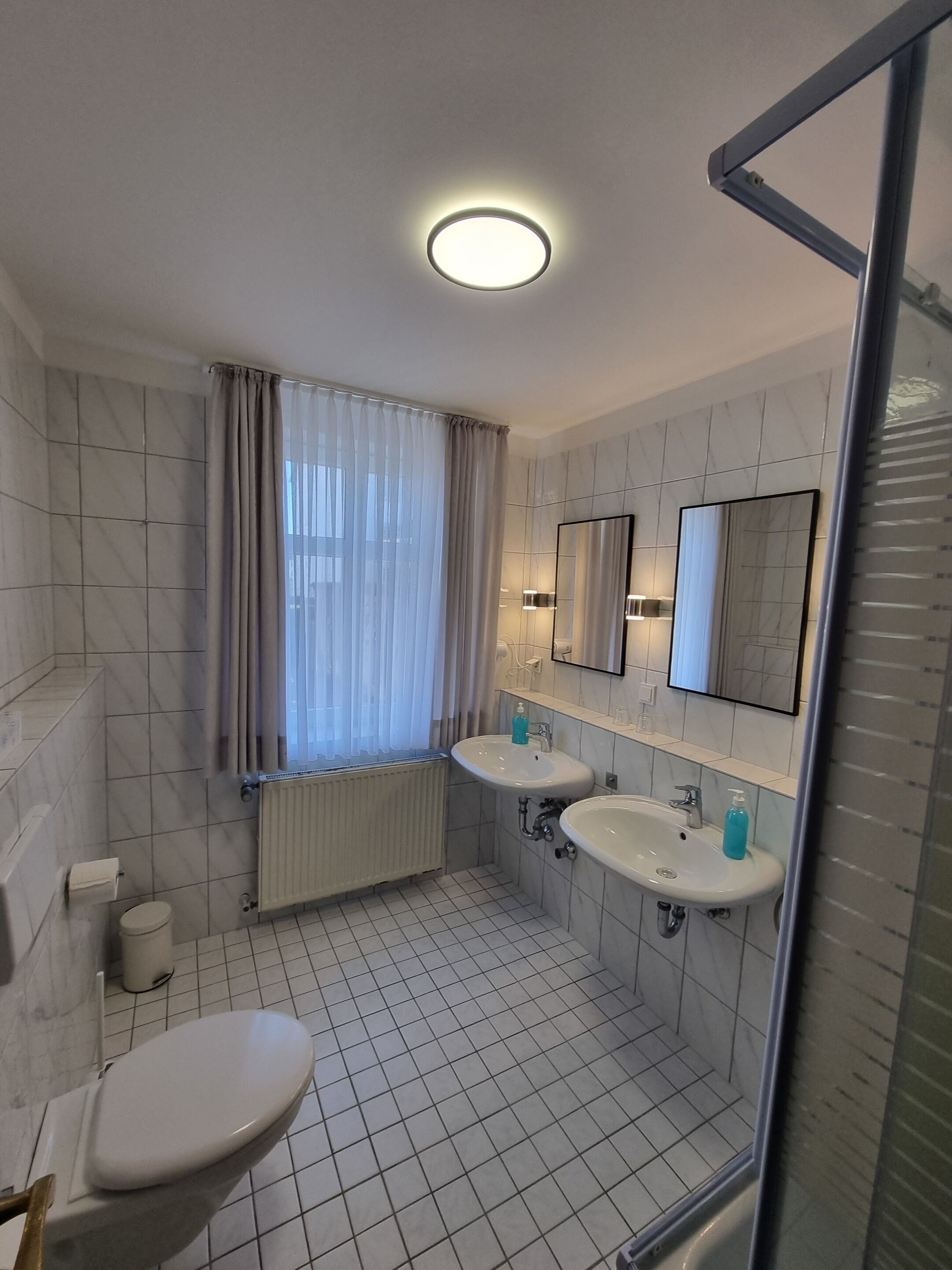 standard triple room, private bathroom | bathroom