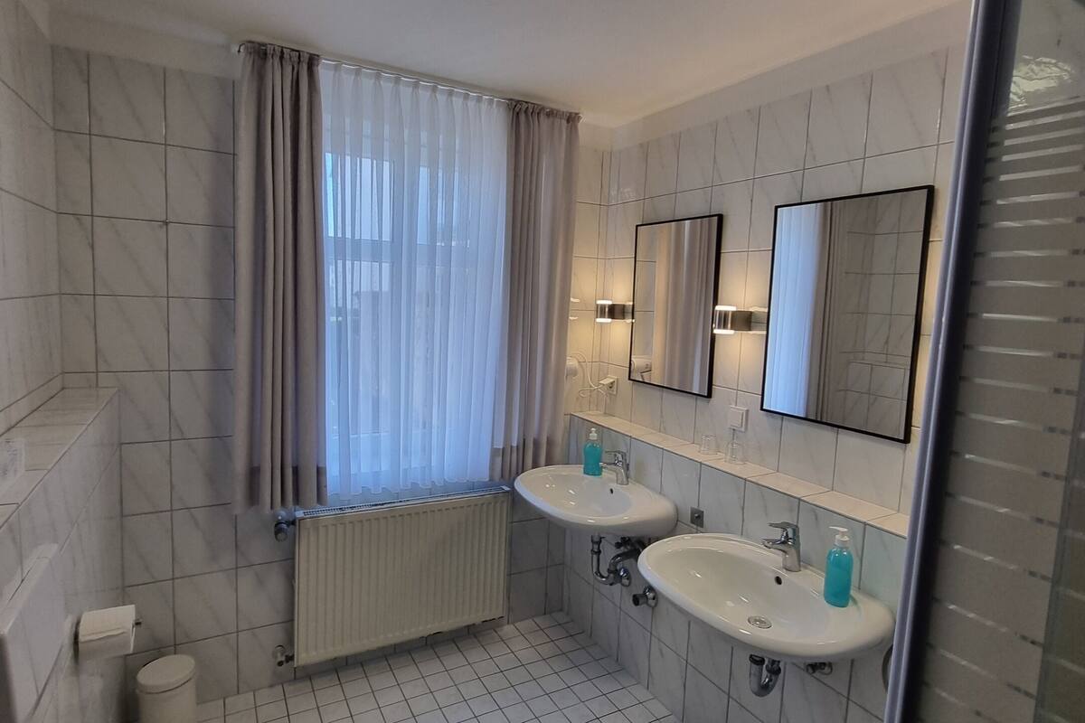 standard triple room, private bathroom | bathroom