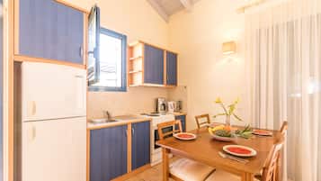 Studio, 1 Bedroom | Private kitchen | Fridge, oven, stovetop, electric kettle