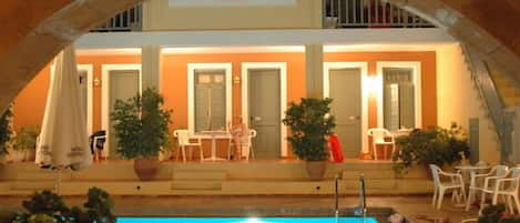 Piscine extérieure, parasols de plage, chaises longues