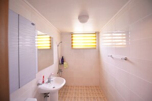Shower, free toiletries, hair dryer, slippers - Green Guesthouse (Yeosu)