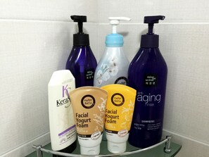 シャワー、バスアメニティ (無料)、ヘアドライヤー、スリッパ