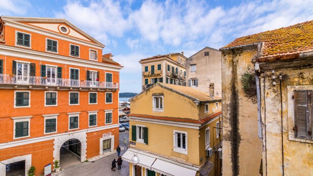 A historic street with buildings featuring balconies and arched doorways. - Nicol House and Suite in Corfu Town by Konnect  (Corfu)