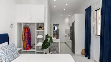 Luxury Studio, 1 Double Bed | 2 bedrooms, iron/ironing board, free WiFi, bed sheets