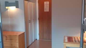 Quadruple Room | Soundproofing, cribs/infant beds, rollaway beds, bed sheets
