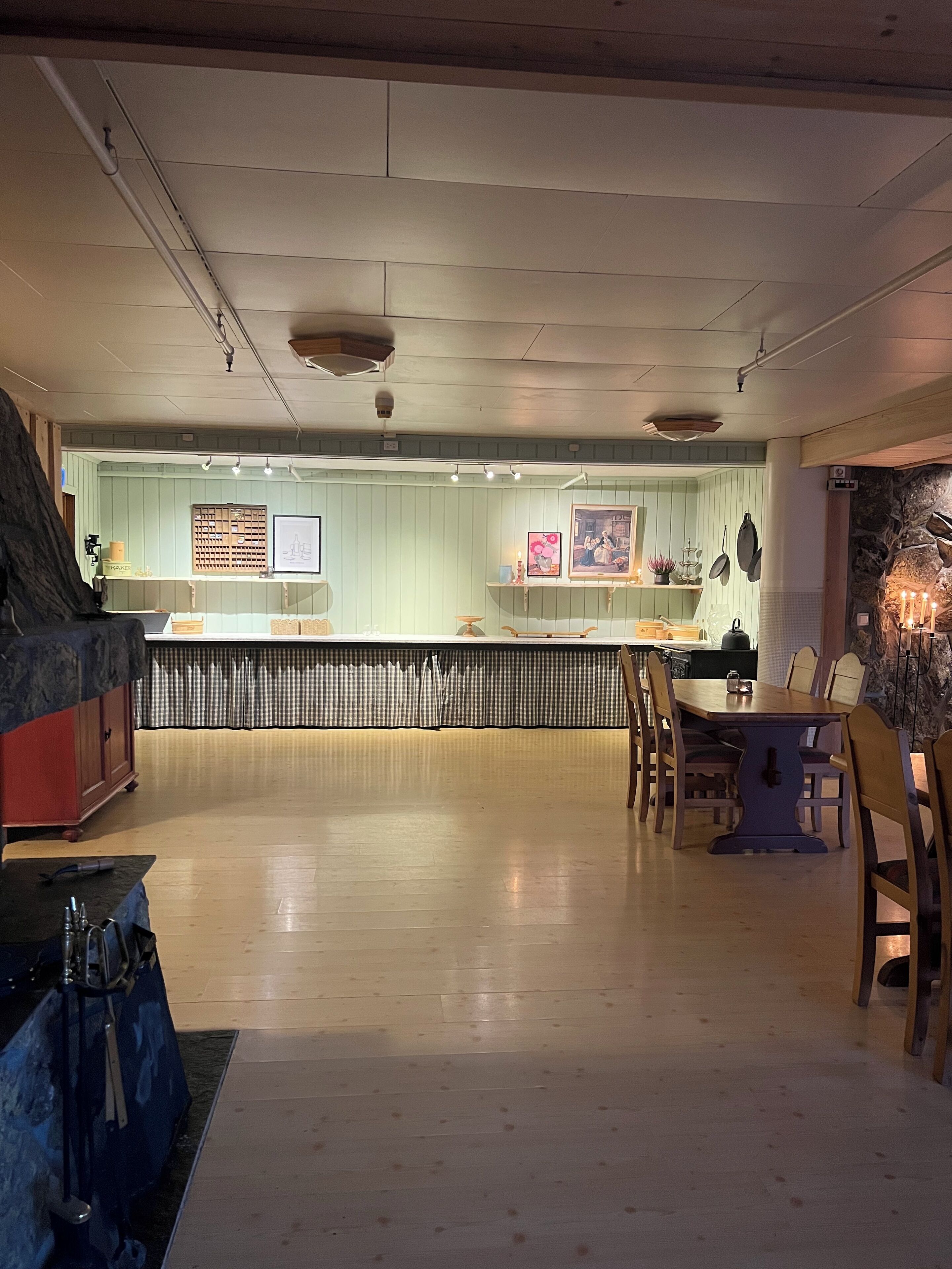 Breakfast and dinner served