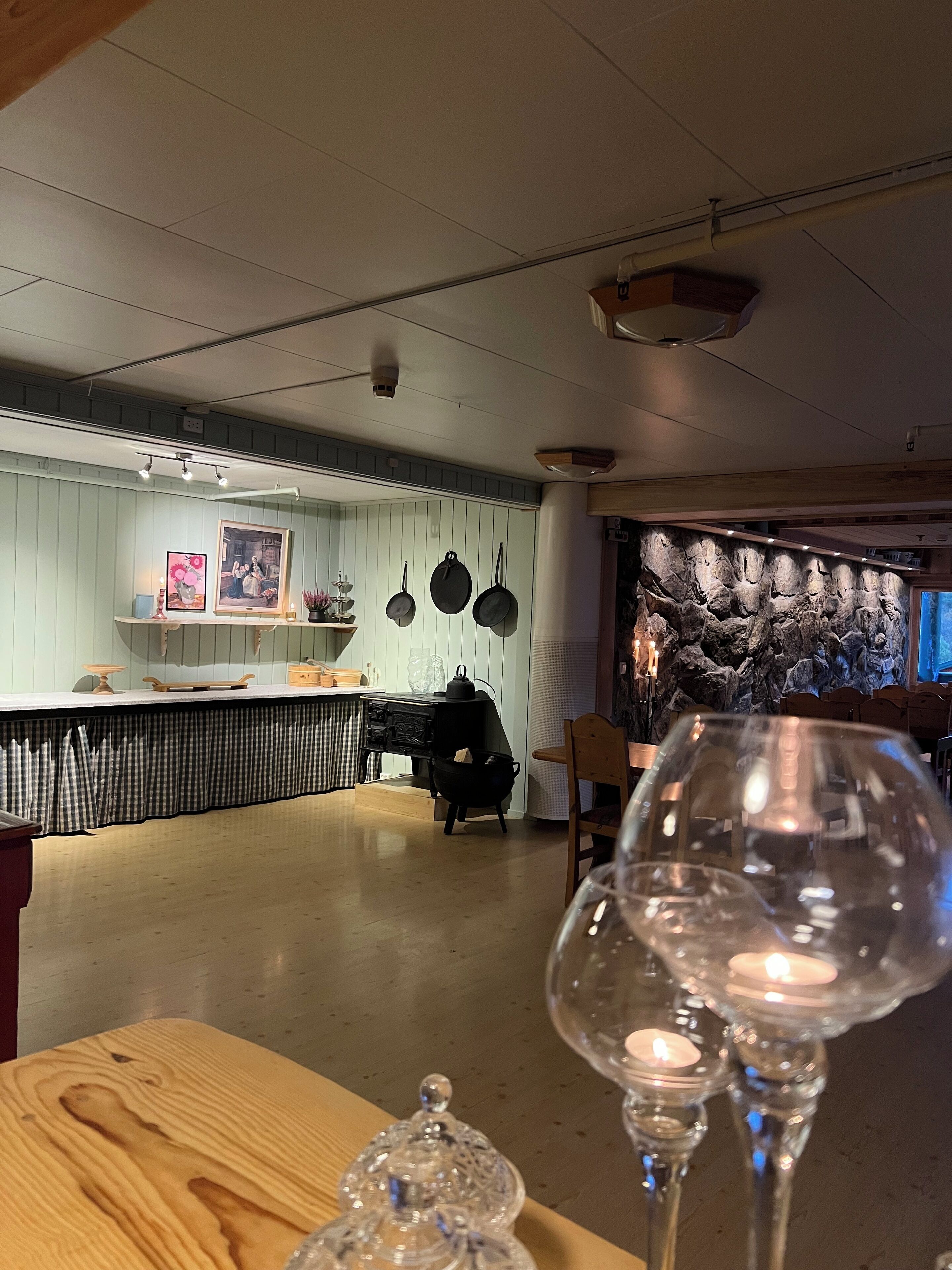 Breakfast and dinner served