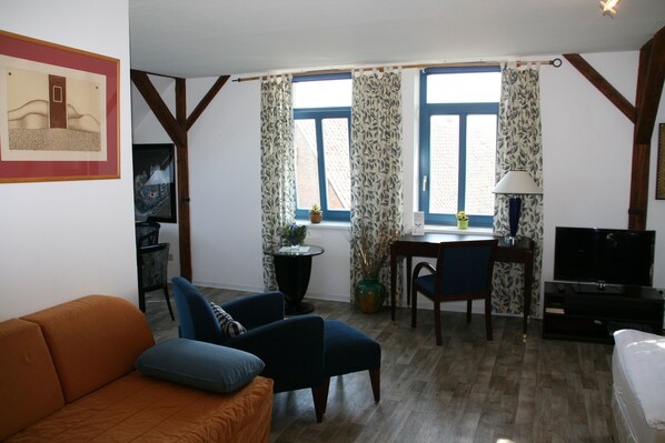 Individually furnished, desk, free WiFi, bed sheets - Gästehaus Wedelheine - FeWo (Meine)