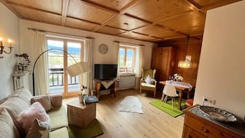 Appartement (Waxenstein) | Coin séjour | Télévision à écran plat, lecteur de DVD, table de tennis de table