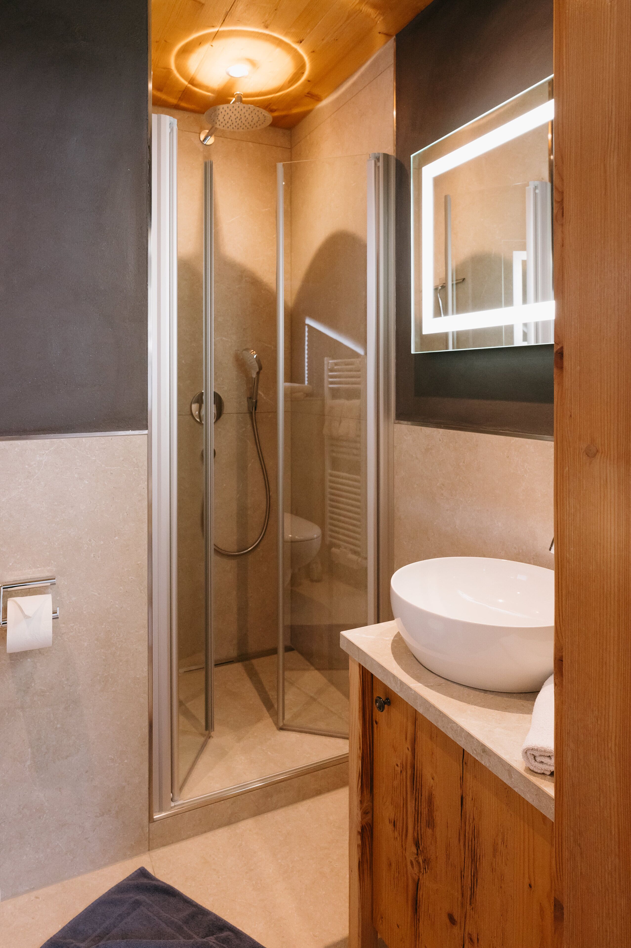 Apartment (Kreuzeck) | Bathroom | Shower, hair dryer, bathrobes, towels