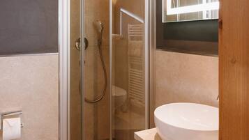 Apartment (Kreuzeck) | Bathroom | Shower, hair dryer, bathrobes, towels