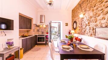 Refrigerador, horno, placa de cocina, cafetera/tetera