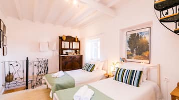 Traditional House | 2 bedrooms, iron/ironing board, free cots/infant beds, free WiFi